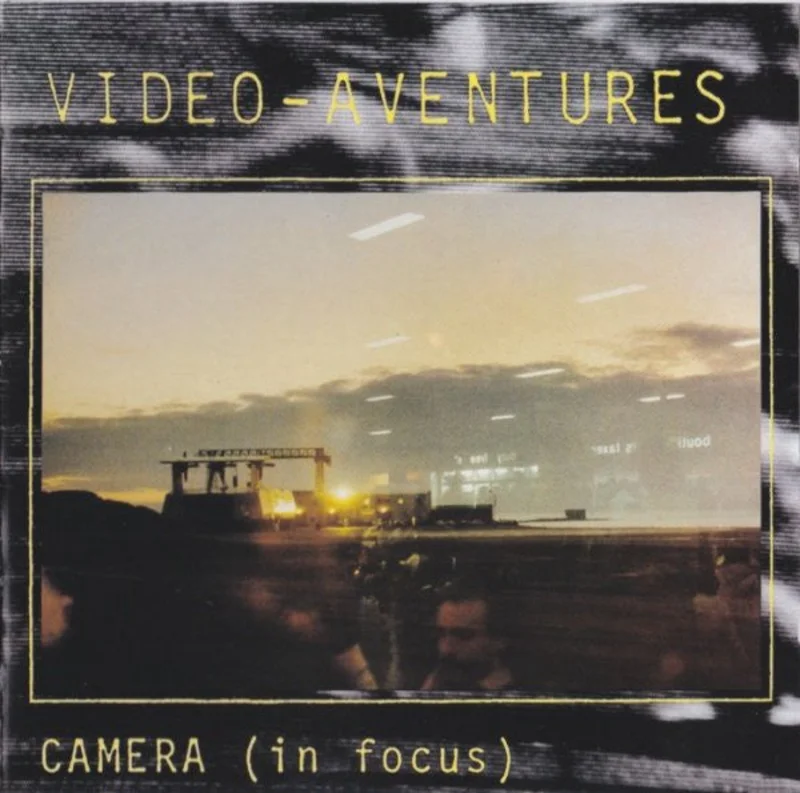 Camera (In Focus) / Camera (Al Riparo)