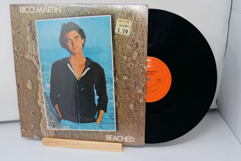Martin, Ricci  Beached